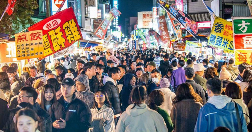 為因應周末、假日大量人潮湧入文化路夜市，嘉義市政府研議調整假日車輛管制時間。（圖／嘉義市政府提供）