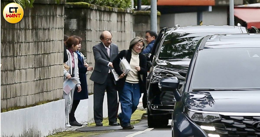 民進黨籍立委齊聚官邸，與總統賴清德、行政院長卓榮泰等人熱絡交流，共同為新會期立法規劃交換意見。（圖／黃耀徵攝）