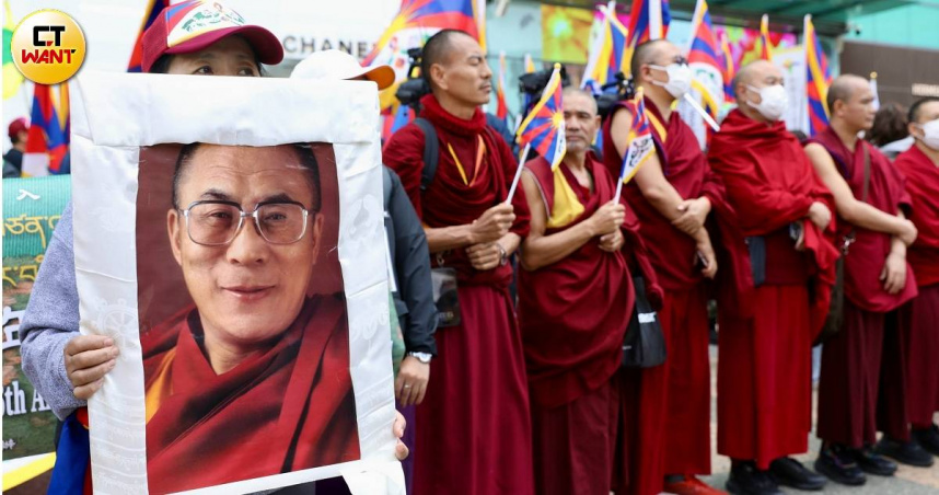 西藏抗暴66週年遊行登場，期間藏人高舉雪山獅子旗並呼喊口號。（圖／黃耀徵攝）