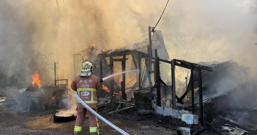 新北平溪疑因天燈墜落發生火警，所幸警消迅速於20分鐘內撲滅火勢。（圖／翻攝畫面）