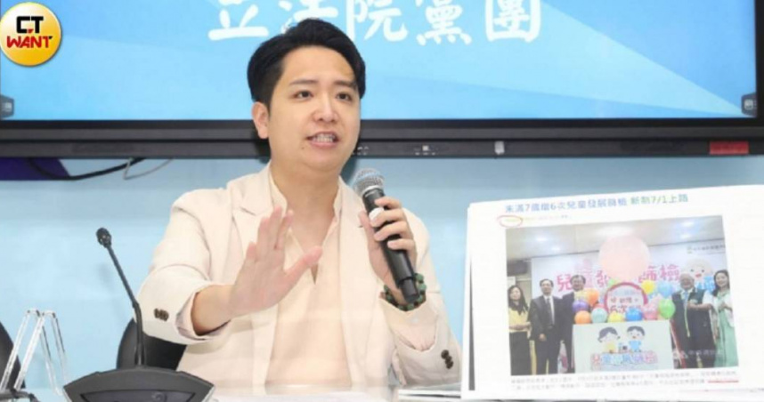 羅廷瑋關切市面上買不到家用流感快篩的問題，籲請卓揆及衛福部長邱泰源研究鬆綁的可能，卻招致側翼抹黑他是替國外快篩業者代言，讓羅很無奈。（圖／劉耿豪攝）