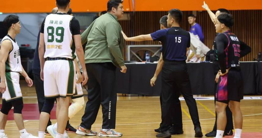 哈孝遠（穿綠外套者）不滿裁判判決率隊退場，遭台啤扣薪兩個月，剩餘例行賽全部禁賽。（圖／中華籃協提供）