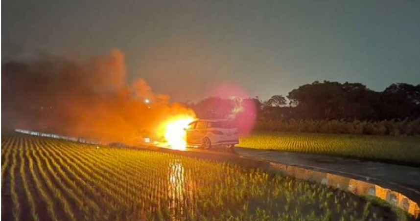 彰化和美鎮有休旅車自燃燒成廢鐵，警消獲報到場灌救，待火勢撲滅後卻未見駕駛蹤影。（圖／翻攝畫面）