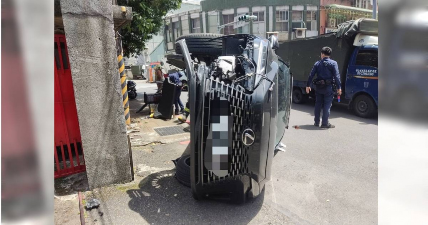 吳女載丈夫要去就醫路上時，自撞護欄翻車導致副駕重傷，送醫搶救仍宣告不治。（圖／翻攝畫面）