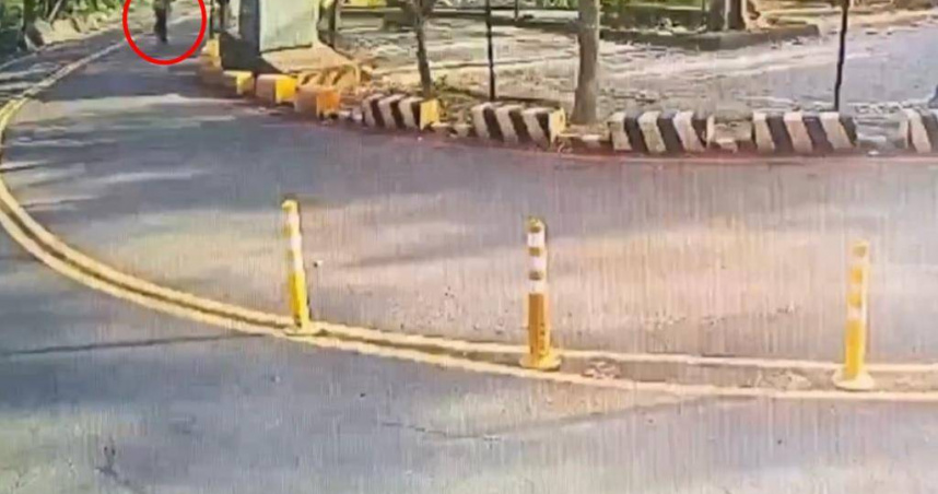 謝男騎單車不明原因自摔。（圖／翻攝畫面）