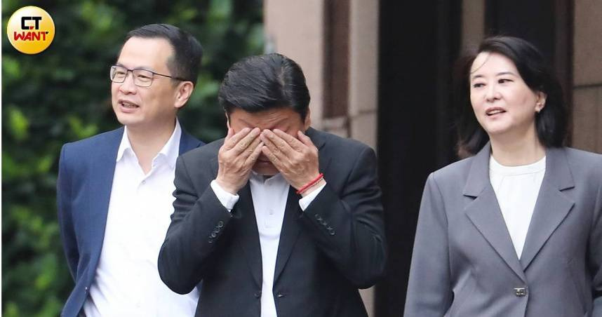 花蓮市里長聯誼會集結40位里長發布聲明，表達不同意罷免國民黨花蓮立委傅崐萁（中）的理由。（圖／劉耿豪攝）