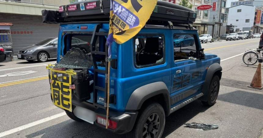 苗栗1輛停放的罷免宣傳車遭砸，邱男2度砸破車窗落跑，逃1小時後仍被警方逮獲。（圖／翻攝畫面）