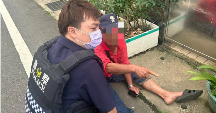 6旬老翁白髮人送黑髮人借酒澆愁醉倒路邊，桃園市大園警方巡邏見狀，暖心開導協助送其返家。（圖／警方提供）