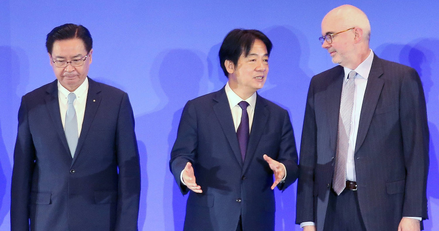 時任閣揆賴清德曾在8年前新訂資通法,其中「未經法院授權,主管機關可檢查民間企業資訊設備」備受爭議,外傳後因美國在台協會表達反對,綠委最後主動撤回該條文;如今政院又將該條文納入修法,各界態度再受矚。圖為美國在台協會處長谷立言與賴總統同台出席「CYBERSEC2025 台灣資安大會」(圖/報系資料照)