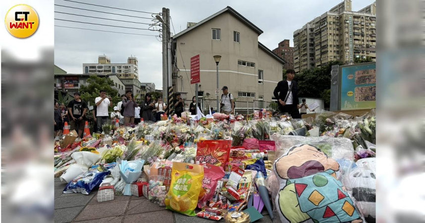 三峽車禍導致3死12傷悲劇，民眾自發性悼念，在現場擺滿鮮花和零食，區公所則打算將可食用的食物統一整理，將來留給需要的民眾。（圖／沈建邦攝）