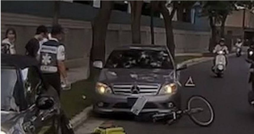 賓士駕駛追撞少年竟倒車輾車逃逸。（ 圖／翻攝畫面）