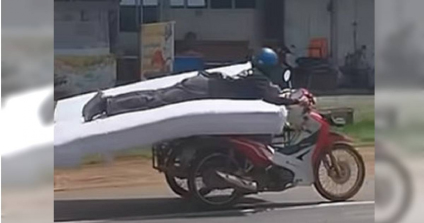 泰國1名男子危險駕駛，引起網友熱議。（圖／翻攝自YouTube／The Smart Local Thailand）