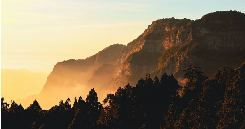 阿里山不只賞日出，也能賞日落，圖為阿里山賓館7樓景觀台眺望大塔山的金色夕陽美景。（圖／阿里山賓館提供）