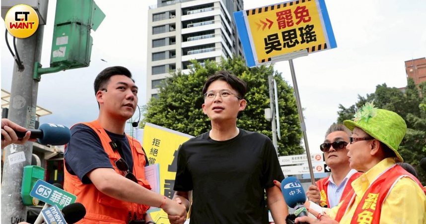 民眾黨主席黃國昌出席罷免吳思瑤宣講活動，支持者也到場聲援發放罷免文宣。（圖／黃耀徵攝）