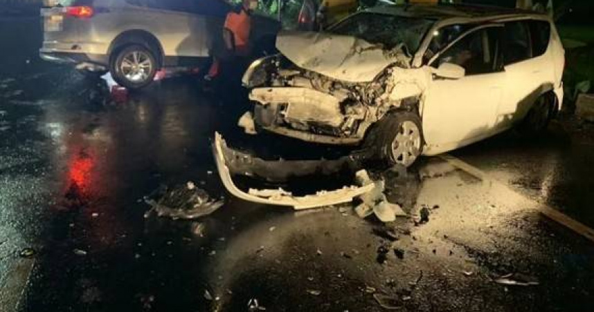 台南竹圍後橋附近發生2車對撞，導致雙方車頭嚴重爛毀，造成3人命危不治。（圖／翻攝畫面）