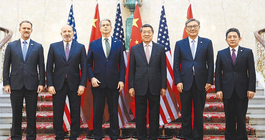 美中倫敦會談前，大陸國務院副總理何立峰（右三）和美國財政部長貝森特（左三）合影。（圖／美聯社／達志）