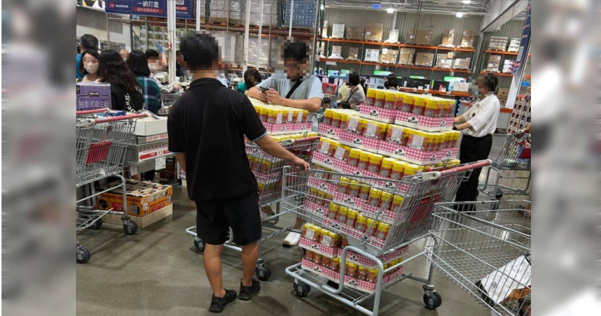 近日有網友在好市多內拍到2名客戶其他什麼商品都不買,就只拿了某種瓶裝商品,一口氣搬了足足2大車,讓他忍不住直呼:「這是什麼屌東西?」。(圖/翻攝Threads)