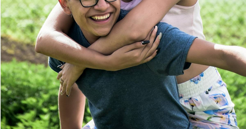 他揹扭傷的女鄰居上樓，女友離家出走。（示意圖／Pexels）