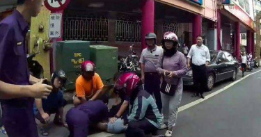 失聯男移工騎機車碰撞自行車肇逃，甚至咬傷2名員警手部，最終仍被逮獲法辦。（圖／翻攝畫面）