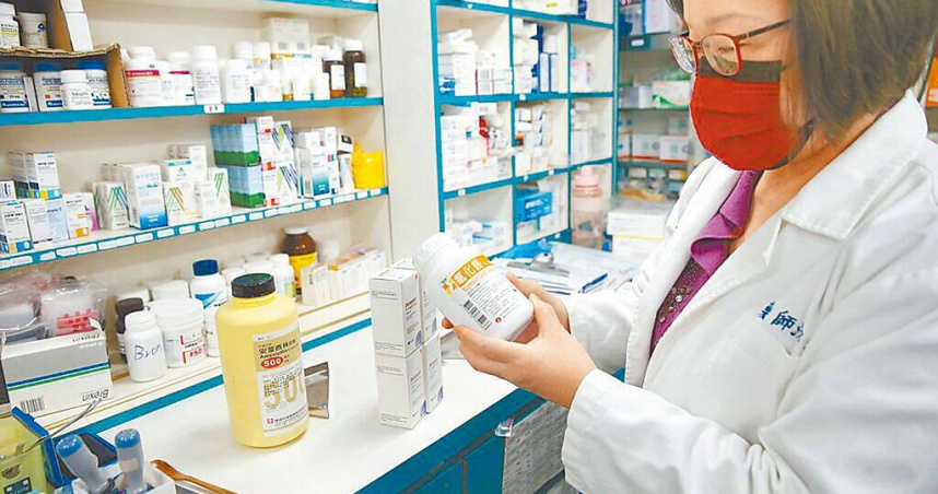 因不敷電價調漲成本，中化製藥5款指示用藥，7月起零售價將從120元漲至130元。圖為基層藥師協會理事長沈采穎整理藥品。（圖／報系資料照）