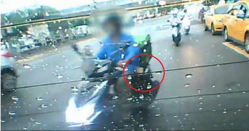 當疑為鈔票失主的徐姓騎士在女騎士通知下折返現場，卻一臉茫然稱自己口袋內僅有數百元紙鈔，那怕員警再三確認，仍堅決表示這些千元大鈔「不是自己的」。（圖／翻攝畫面）