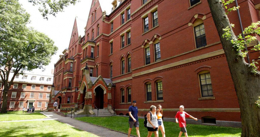 面對美國簽證限制日益趨嚴，哈佛大學與多倫多大學合作，若國際學生因簽證問題無法返美，可選擇在加拿大完成其課程。（圖／美聯社／達志）