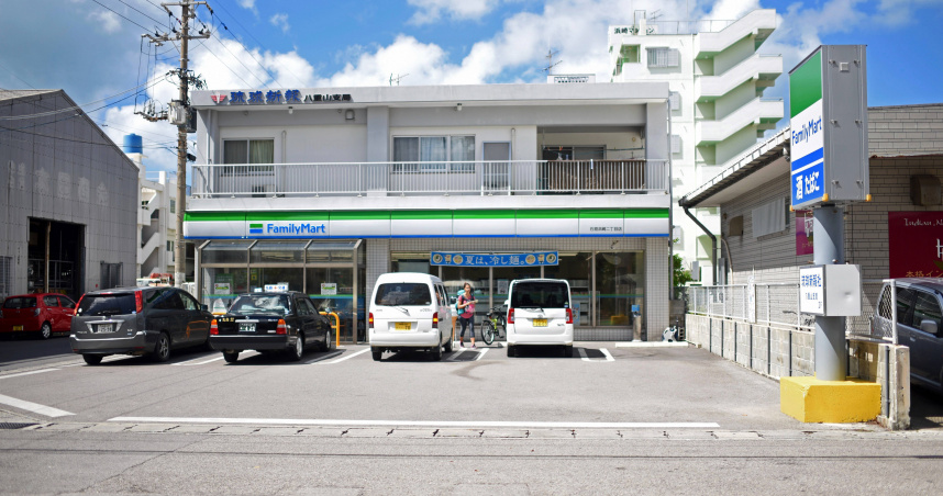 日本全家便利商店宣布，旗下自有品牌飲品茉莉花茶疑似有部分商品混入金屬異物，將在九州與沖繩以外的日本全國門市緊急回收最多達227萬瓶。（示意圖／達志／美聯社）