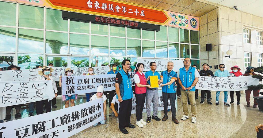 位於台東市新園里的豆腐工廠疑排放惡臭廢水，影響生活品質、危害農作物生長，里長陳輝宗（前排中）6月30日率眾至台東縣議會陳情，並將陳情書交予議會主任盧俊惠（前排右二）。（圖／中國時報蕭嘉蕙攝）