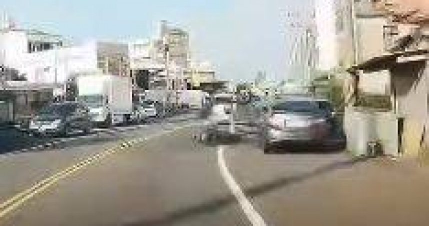 騎士被撞彈飛重傷昏迷駕駛判刑8月。（ 圖／翻攝畫面）