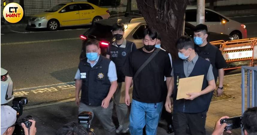 39歲的戴姓工程師3日晚間近12時許抵北檢複訊，遭聲押禁見。（圖／林冠吟攝）