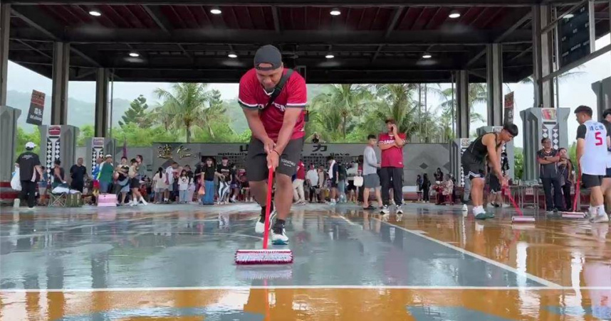 台東縣達仁鄉公所斥資3千萬的新籃球場不敵陣雨。（圖／讀者提供）