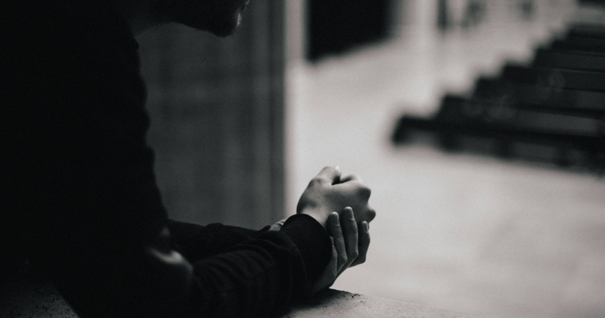 16歲少年擔任詐騙集團車手收取現金，法院判決其父親須連帶賠償受害人損失。（圖／示意圖，Unsplash）