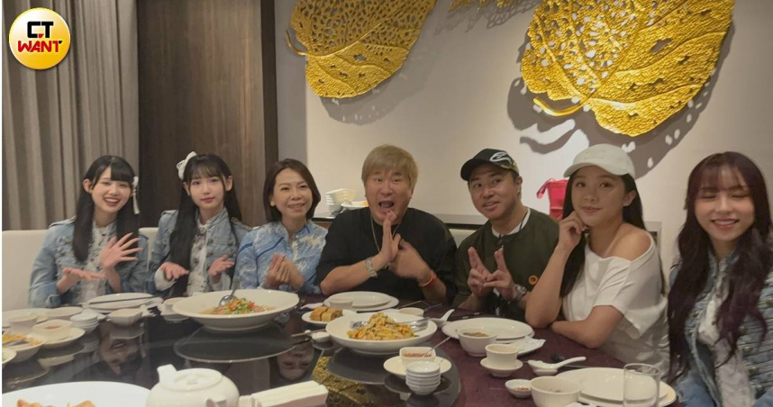 歐漢聲（右）向師父胡瓜（左）喊話「四大天王」可以在《鑽石舞台之夜》演唱會合體。（圖／常朝貴攝）