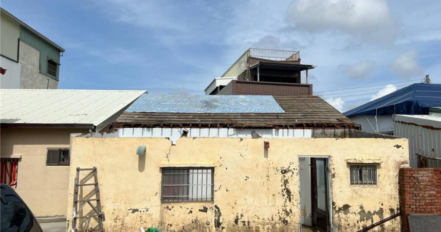 丹娜絲颱風侵襲造成台南市7678戶屋頂掀損，其中有1700多戶全掀，僅能暫時覆蓋帆布遮風避雨，但因災區缺工、缺材料，短時間難以修繕。不料，竟有歹徒趁機發災難財。（示意圖／報系資料照）