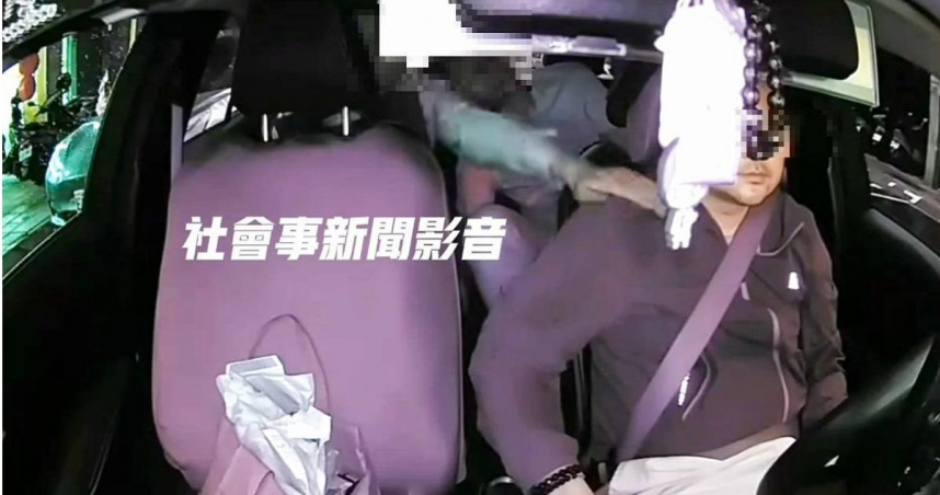 酒醉乘客拍打計程車司機手臂全程被行車記錄器拍下。（圖／翻攝社會事新聞影音）