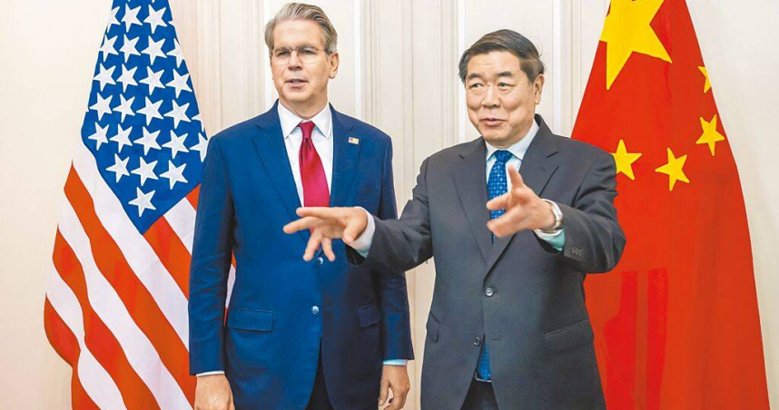 美國財長貝森特22日表示，他將於28日、29日與中國財政部長藍佛安，於瑞典斯德哥爾摩舉行美中第3輪經貿高層談判。圖為先前美中日內瓦協議時，貝森特（左）與大陸國務院副總理何立峰合影。（圖／路透社）