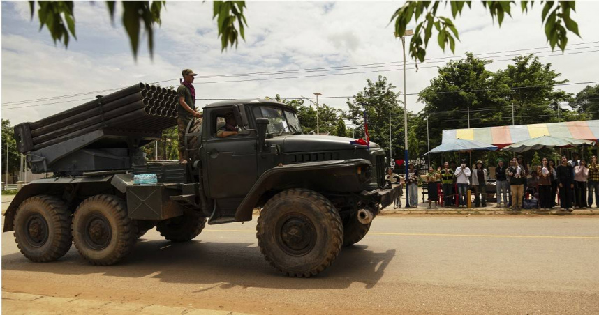 泰柬邊境部署裝甲車，雙方雖達成停火協議但氣氛仍顯緊張。（圖／達志／美聯社，下同）