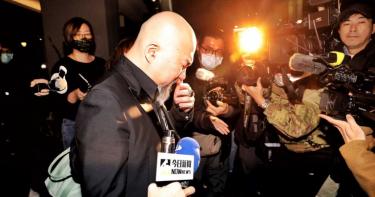 劉真靈堂關閉 辛龍不捨離開掩面哭泣