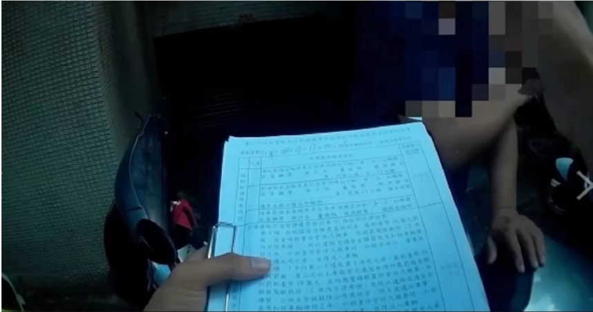 北市一名林姓男子日前酒後騎乘微型電動二輪車酒駕遭攔拒捕，遭警方壓制在地。（圖／翻攝畫面）