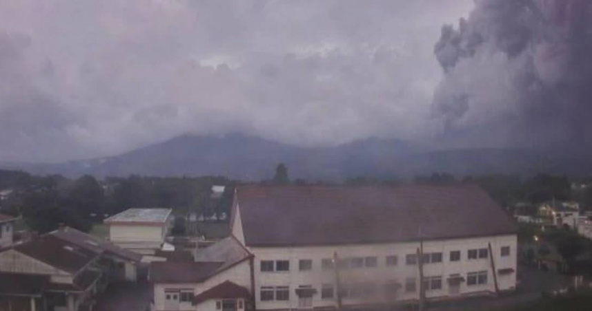 鹿兒島縣和宮崎縣交界地區的霧島連山的新燃岳火山噴發，火山灰柱最大高度達3000米。（圖／央視新聞）
