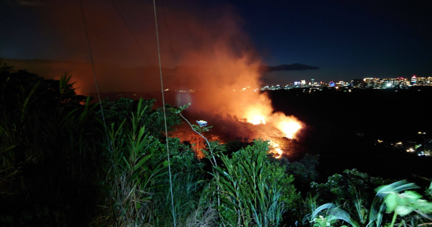 大同山疑因民眾觸碰高壓電塔，產生火花延燒導致火燒山。（圖／翻攝畫面）