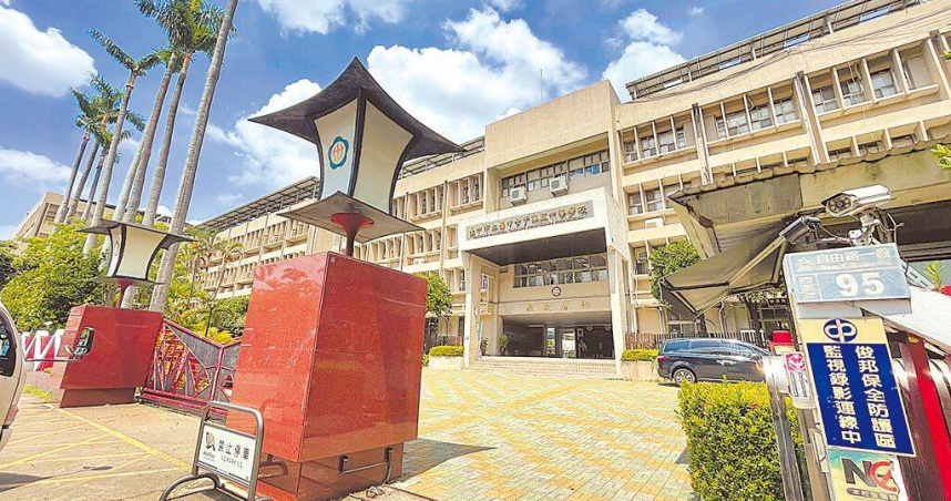 台中女中1名涉性平案男教師經調查結案後傳出又接任高一導師，經在校生反映，校方火速調整導師名單。（馮惠宜攝）