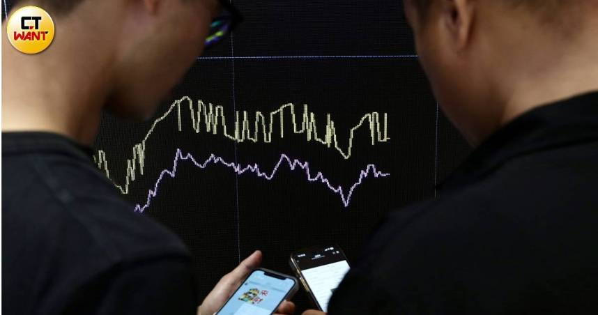 台股終場下跌197.66點，收在23764.47點。（圖／方萬民攝）