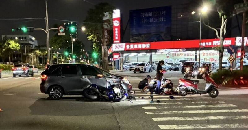 高雄仁武路口左轉休旅車撞機車，少男女雙雙送醫。（示意圖／翻攝畫面）