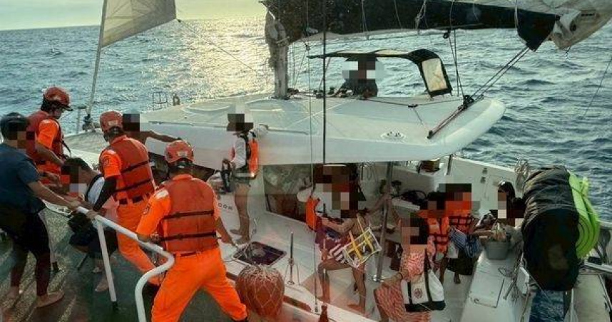 小琉球海域遊艇機械故障，海巡署出動救援艇緊急接駁17名遊客安全返回東港。（圖／翻攝畫面）
