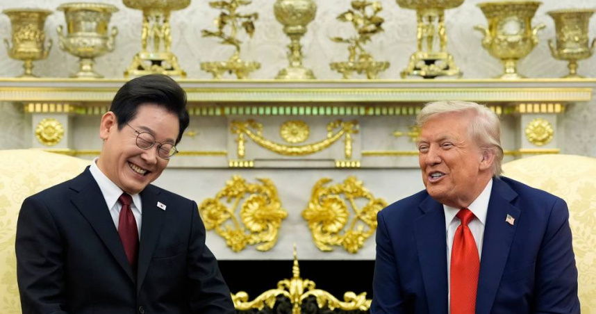 美國總統川普（右）在華盛頓白宮橢圓形辦公室會見韓國總統李在明。 （圖／達志／美聯社）