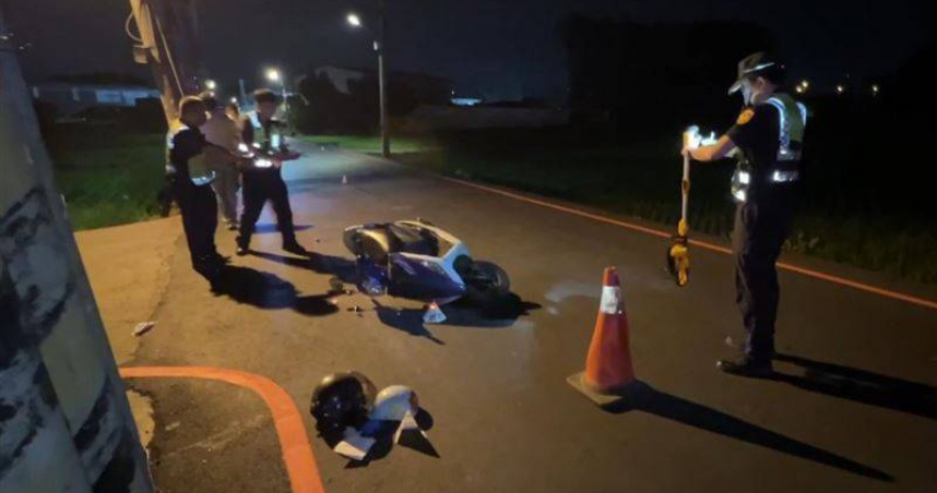 大里深夜機車對撞男子噴飛墜田搶救不治。（圖 ／翻攝畫面）