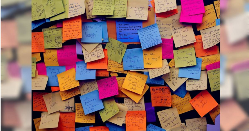 有網友分享拉下便利貼後不翹的方法，實測影片曝光後，引起一票人熱議。（示意圖／Pixabay）