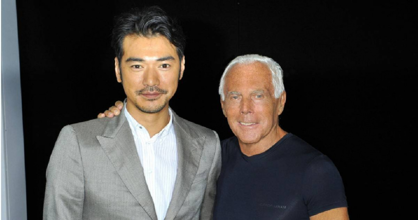 金城武曾受邀出席亞曼尼時裝秀，與設計師喬治．亞曼尼同框留影。（圖／達志／美聯社，下同）