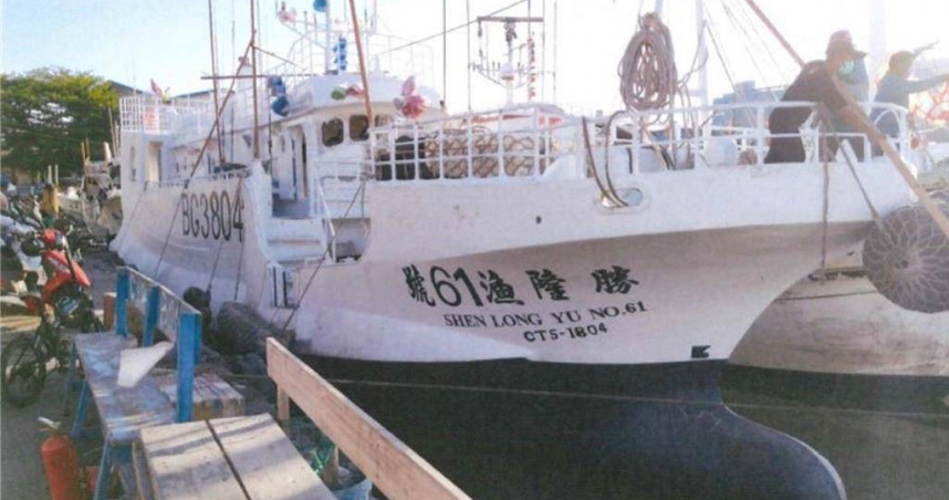 一度在西太平洋公海失聯的東港籍漁船「勝隆漁61號」，6日下午回報平安，原來是作業途中因遭雷擊，導致船上通訊設備全面失靈，目前人船平安返航中。（圖／翻攝畫面）